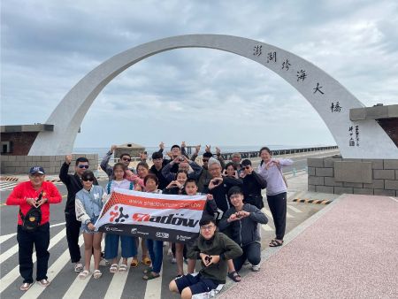 【Viagem dos Funcionários】Aumentar a coesão da equipe e avançar para o Festival de Fogos de Artifício de Penghu - A equipe Shadow tirou uma foto na Ponte de Travessia do Mar de Penghu